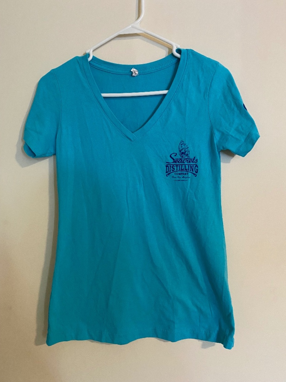 Seacrets Distillery V neck tshirt turquoise Ocean City Maryland size m